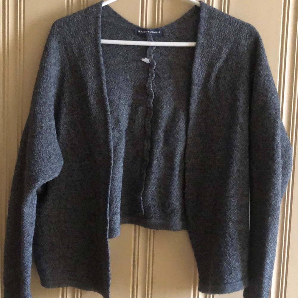 👀 $3/20 - Brandy Melville Cardigan